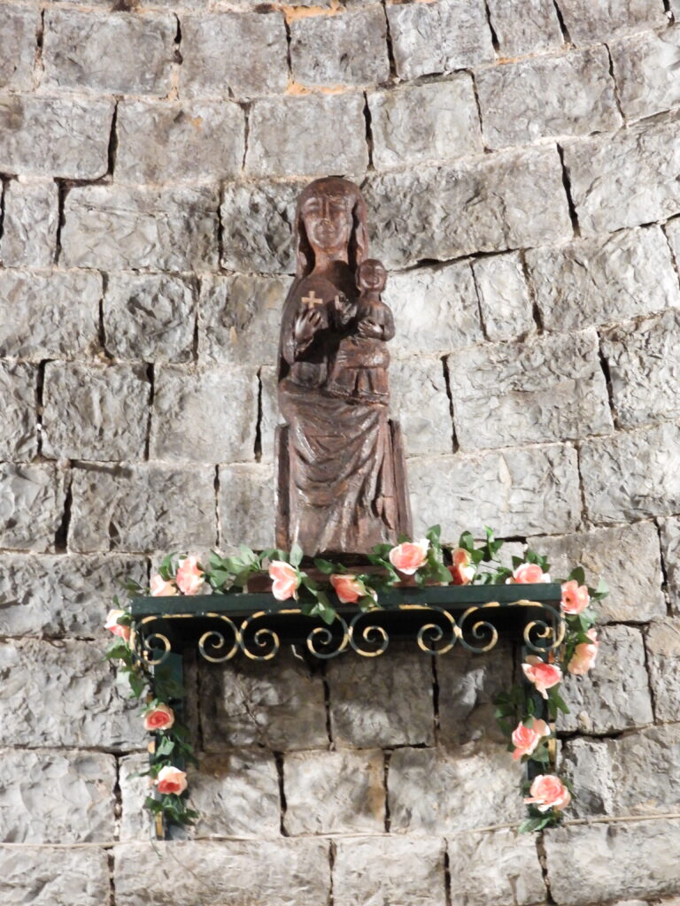 Jésus porte un globe terrestre et la vierge tient le sceptre,  deux symboles de la Royauté.